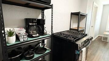 Een koelkast, een magnetron, een oven, een kookplaat