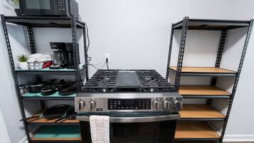 Een koelkast, een magnetron, een oven, een kookplaat