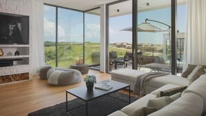 Ein geräumiges Wohnzimmer mit einem großen Schiebeglastür, die zu einer Außenpatiofläche führt.