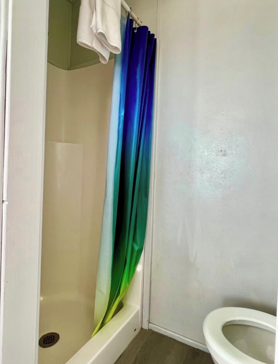 Sèche-cheveux, serviettes fournies, savon, papier toilette