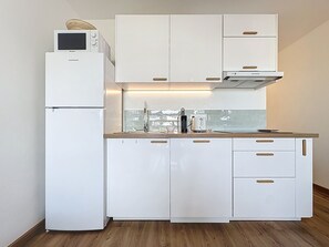 Fridge, microwave, oven, stovetop - Pimen Zoizo - beautiful renovated apt 2min from the lagoon (Saint-Paul)
