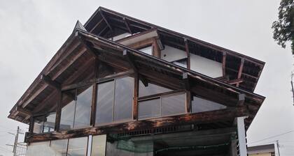 5 min. drive to Matsunoyama Onsen. Old private house for rent surrounded by terraced rice paddies and snow