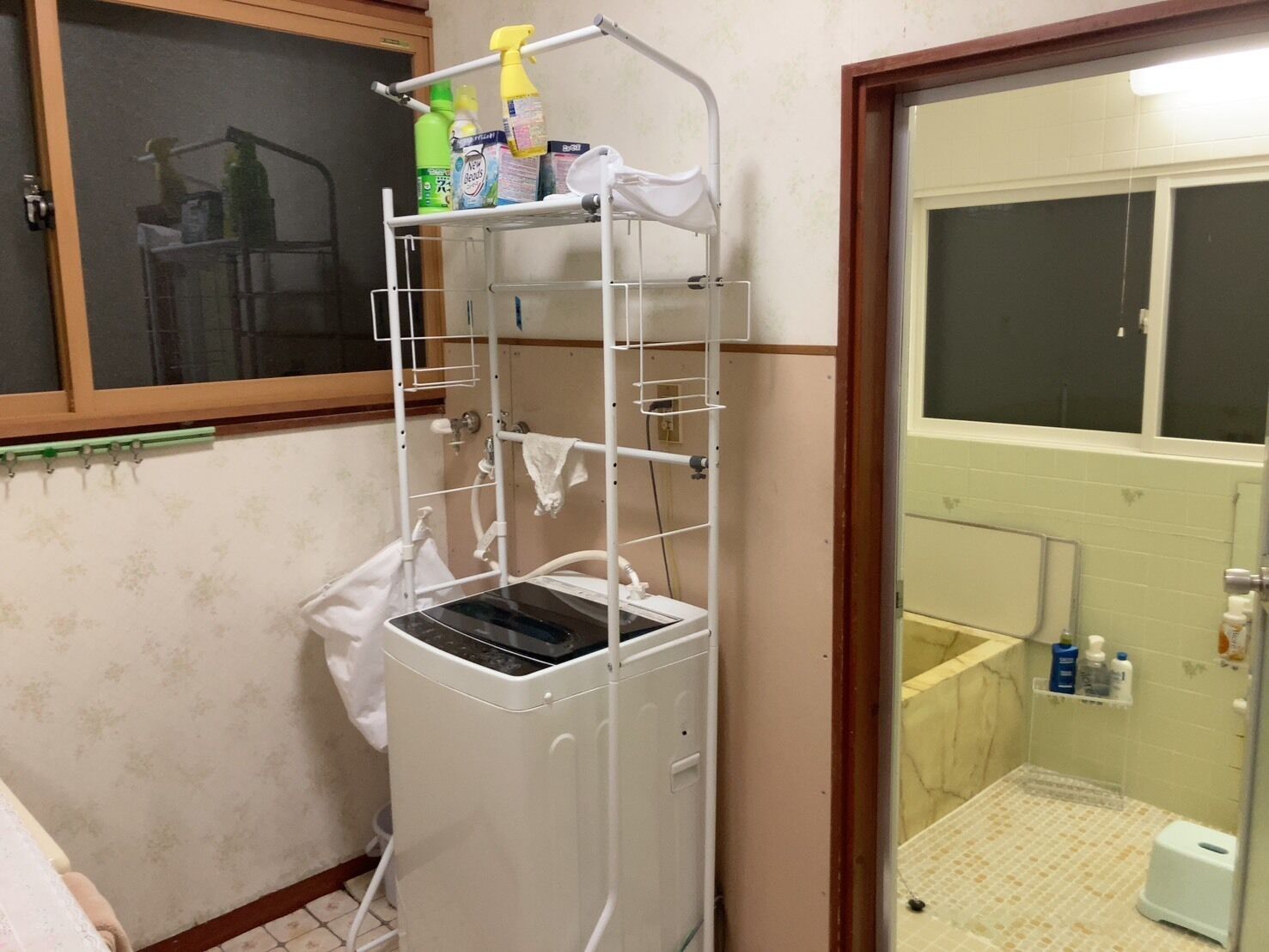 Toallas, jabón, shampoo, papel de baño 