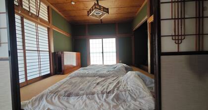 A whole building of a Showa-era mansion for rent|11 persons per day per couple, 4-minute drive to one of Japan's top 3 medicinal hot springs, 4 hot spring tours in the area, pet dogs OK, terraced rice paddies and 4-meter snow-covered mountain village, tot