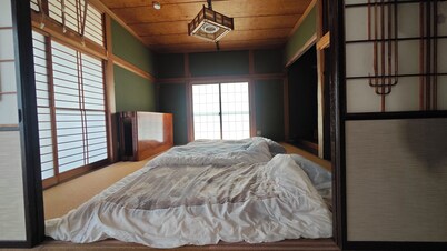 A whole building of a Showa-era mansion for rent｜11 persons per day per couple, 4-minute drive to one of Japan's top 3 medicinal hot springs, 4 hot spring tours in the area, pet dogs OK, terraced rice paddies and 4-meter snow-covered mountain village, tot