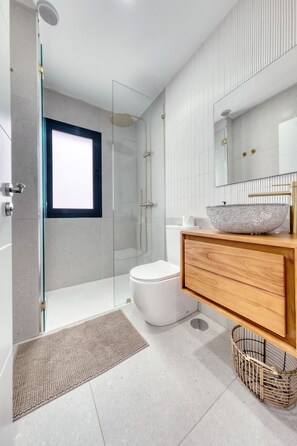 Shower, hair dryer, towels, toilet paper - Casa Nubea • 500M from the beach • LVH (La Santa)