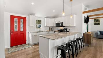 Fridge, microwave, stovetop, dishwasher