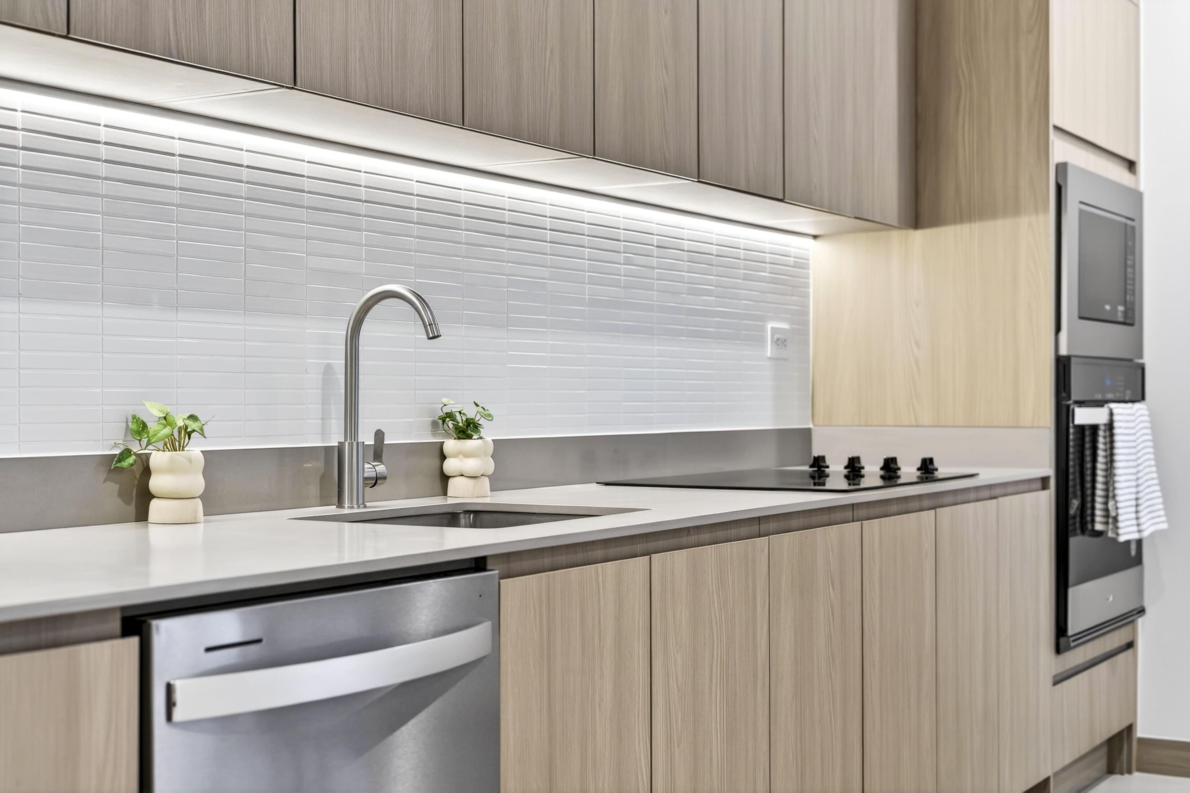 Refrigerador, microondas, placa de cocina, lavavajillas