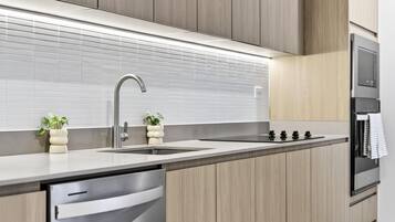 Refrigerador, microondas, placa de cocina, lavavajillas