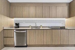 冷蔵庫、電子レンジ、コンロ、食器洗い機