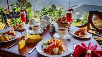 Suite – superior, balkong, hageutsikt | Utendørsservering