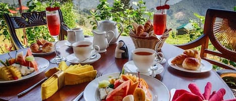 Superior Suite, Balcony, Garden View | Outdoor dining