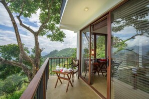 ห้องแฟมิลี่, ระเบียง, วิวสวน | รับประทานอาหารกลางแจ้ง