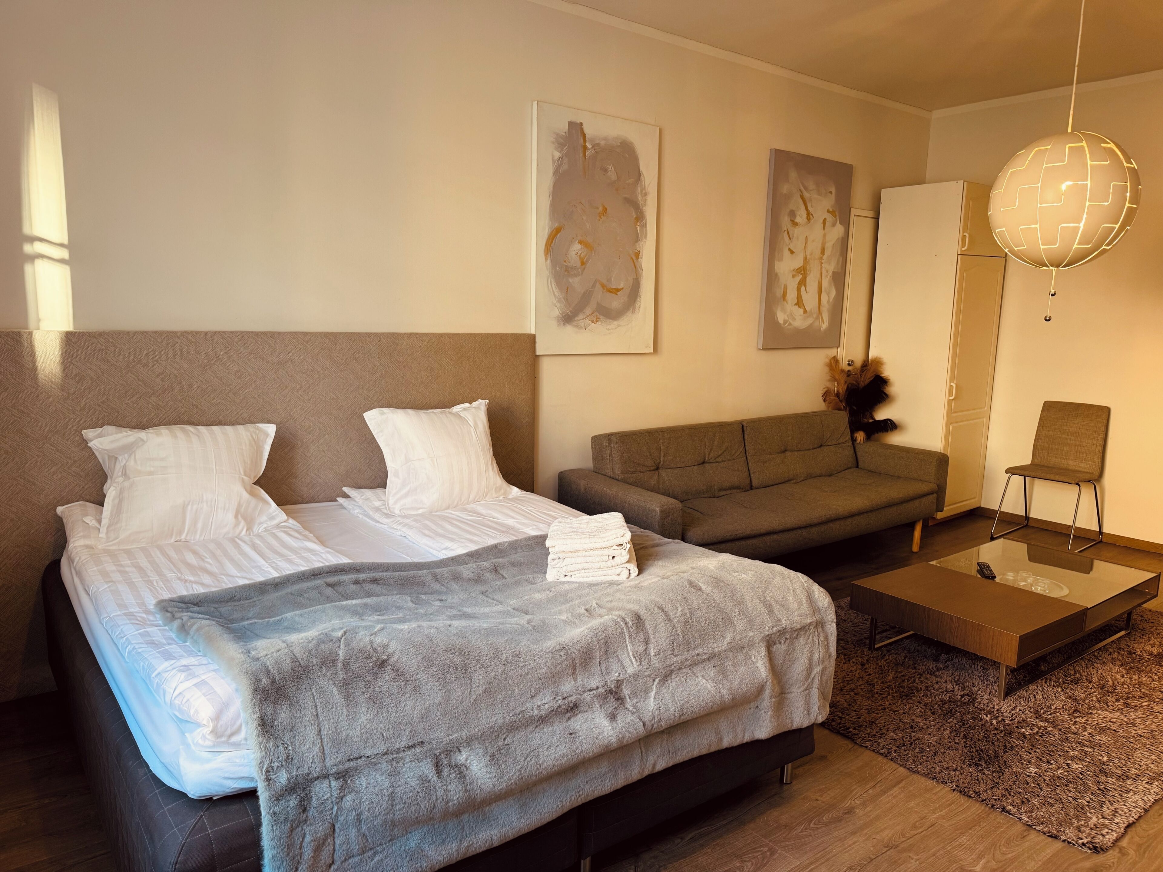 4 bedrooms, iron/ironing board, Internet, bed sheets