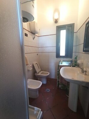 Asciugacapelli, bidet, asciugamani, sapone
