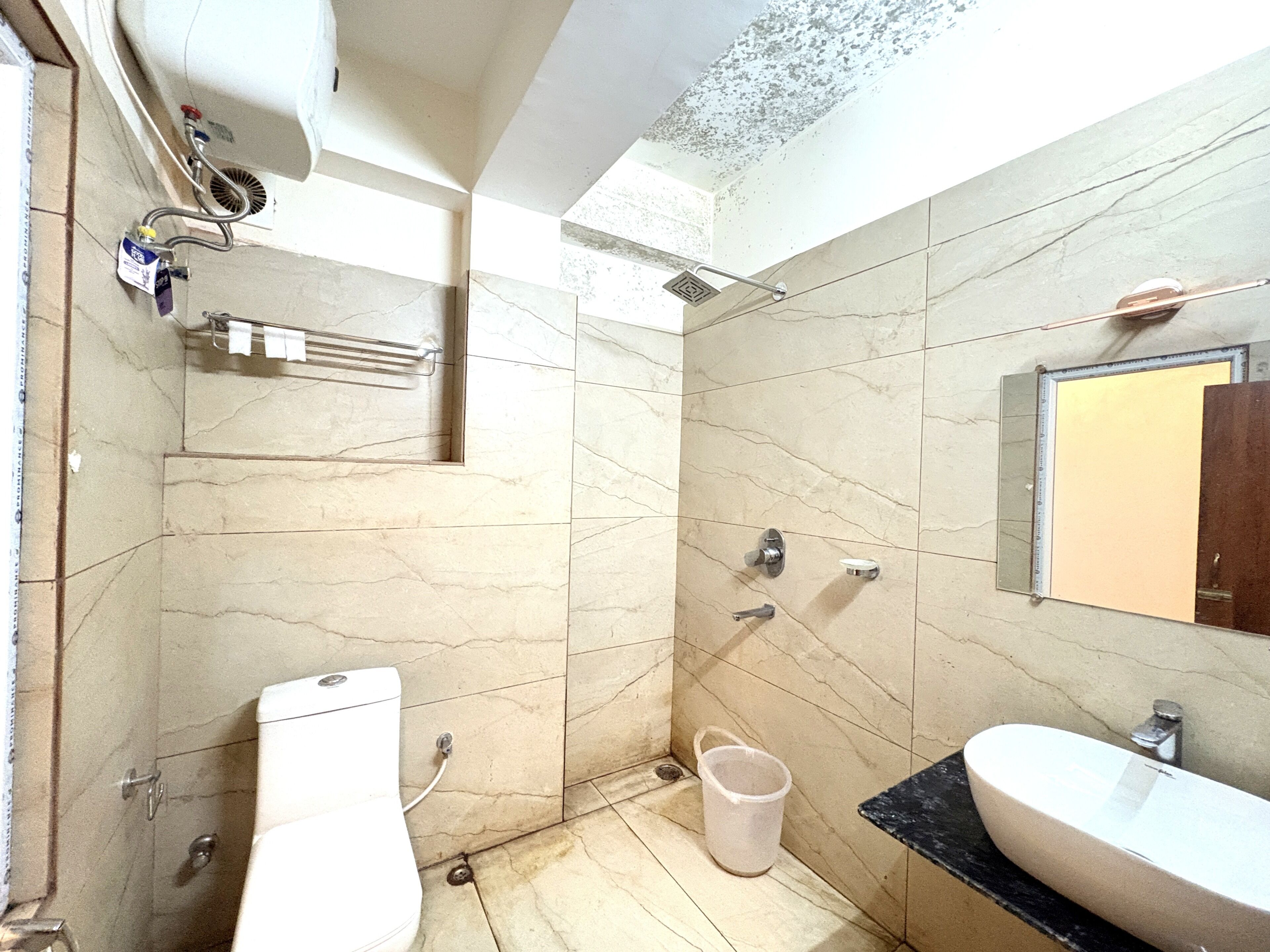 Shower, perlengkapan mandi gratis,  dan handuk