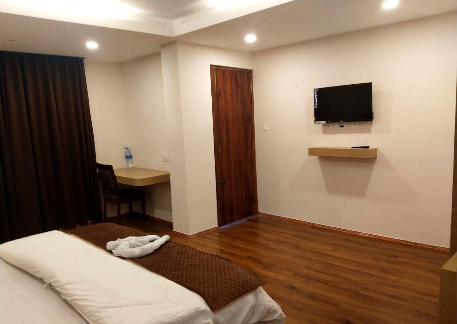 Executive Double Room, Balcony, Mountain View | Desk, free WiFi