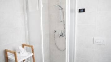 Apartment, Gartenblick | Badezimmer