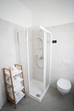 Apartament, vistes al jardí | Bany | Dutxa, articles de tocador gratuïts, assecador de cabells i tovalloles 