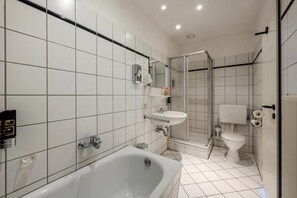 Dusche, kostenlose Toilettenartikel, Haartrockner, Handtücher