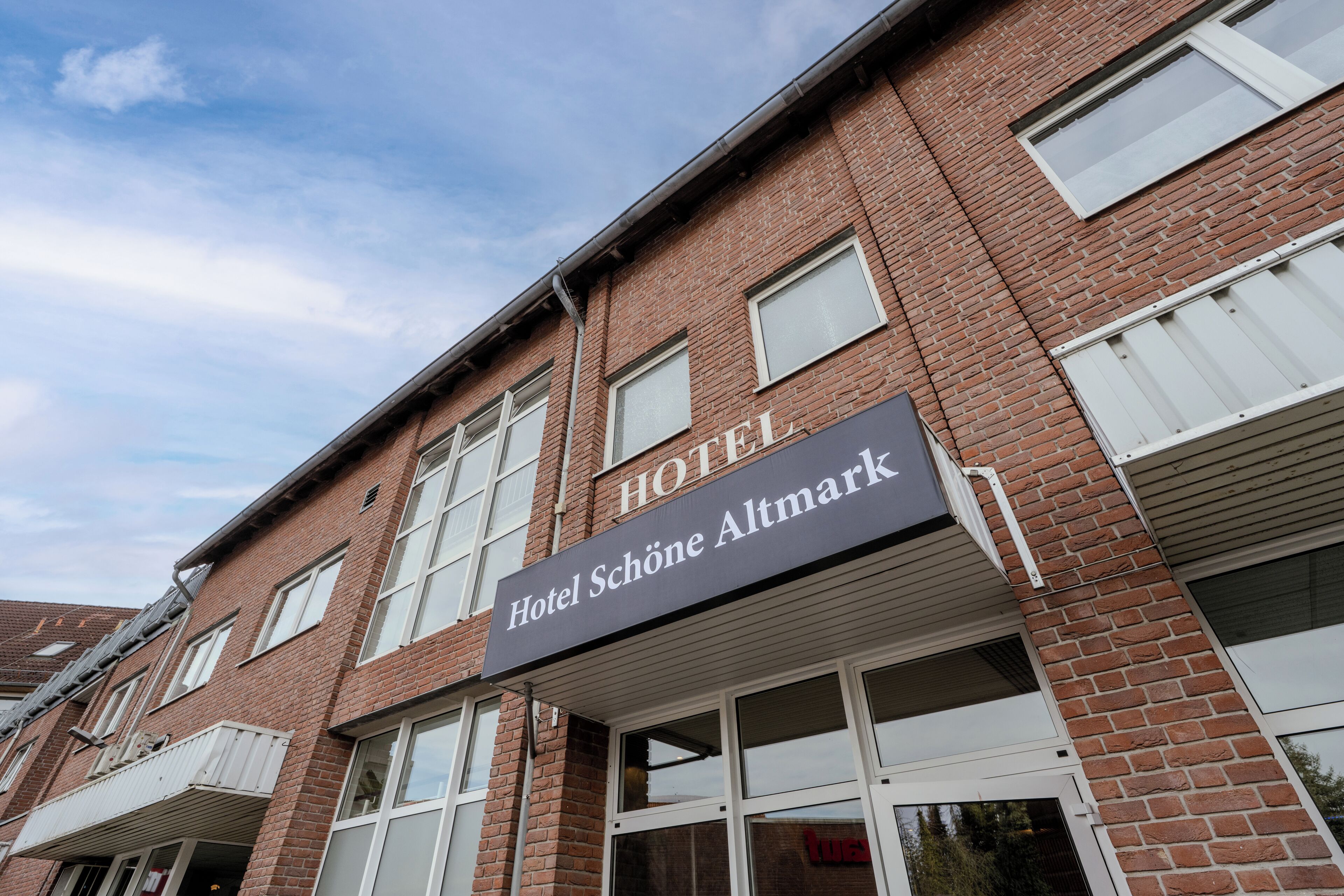 A hotel with a sign reading 'Hotel Schönhe Altmark.'