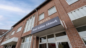 A hotel with a sign reading 'Hotel Schönhe Altmark.' - Hotel Schöne Altmark (Kalbe)