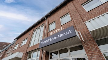 A hotel with a sign reading 'Hotel Schönhe Altmark.'