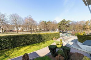 En park med stier, afgrænsninger og en bygning med tag.