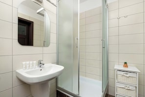 Shower, hair dryer, towels, shampoo - Comfortable Apartment with Balcony | Close to the Beach | Parking (Władysławowo)