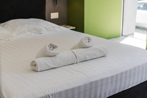 1 bedroom, desk, WiFi, bed sheets - Emerald Studio 111 | Love in Colours Collection by PikHost (Durrës)