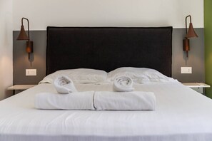 1 bedroom, desk, WiFi, bed sheets - Emerald Studio 111 | Love in Colours Collection by PikHost (Durrës)