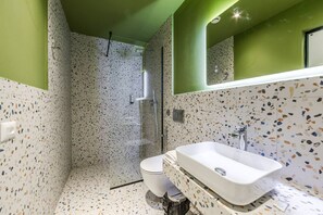Hair dryer, towels - Emerald Studio 111 | Love in Colours Collection by PikHost (Durrës)