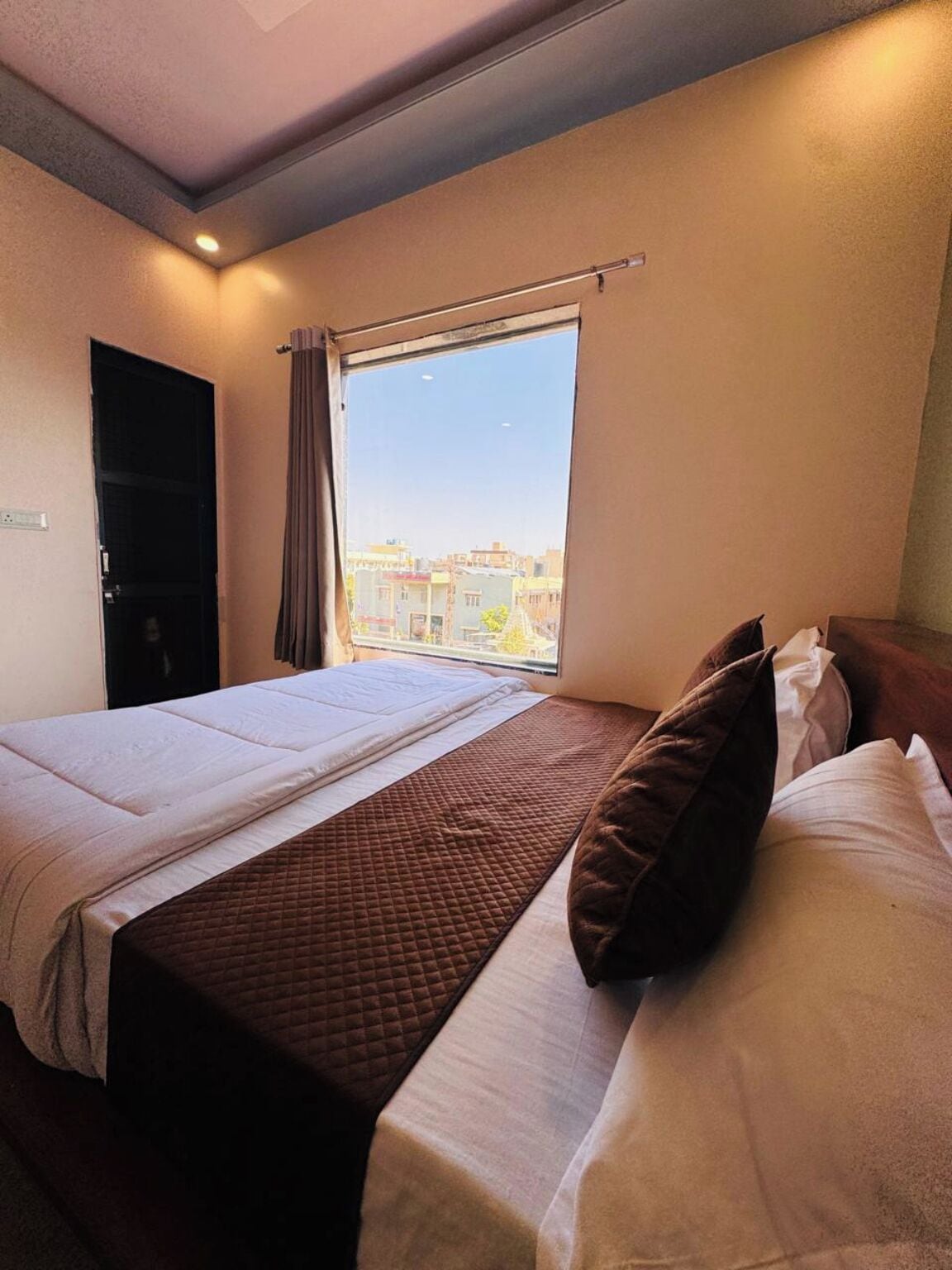 Deluxe Room | Desk, free WiFi