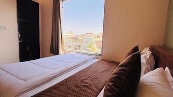 Deluxe Room | Desk, free WiFi