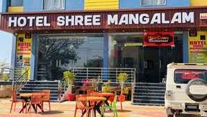 Un hotel con un cartel que dice 'HOTEL SHREE MANGALAM'.