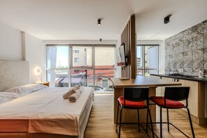Hotellihuoneessa on sänky, työpöytä, kaksi tuolia, suuret ikkunat, joista on näkymä, sekä pieni keittiö.