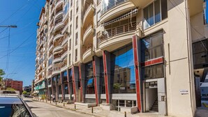 Un hôtel à plusieurs étages doté de balcons, de grandes fenêtres et d’une architecture moderne.