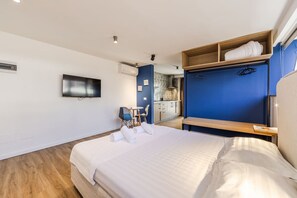 1 bedroom, WiFi, bed sheets - Blue Studio 101 | Love in Colours Collection by PikHost (Durrës)