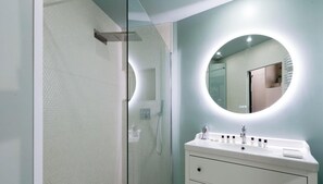 Shower, hair dryer, towels, shampoo - Appartement Haussmanien - 3 chambres avec balcon (Paris)