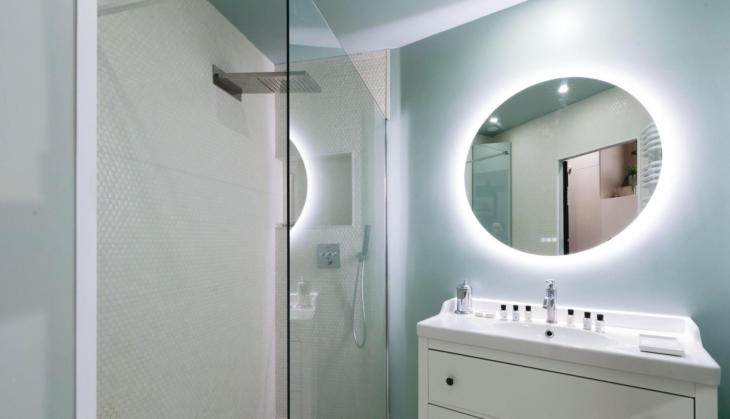 Douche, séchoir à cheveux, serviettes fournies, shampooing