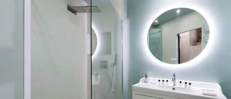Douche, séchoir à cheveux, serviettes fournies, shampooing