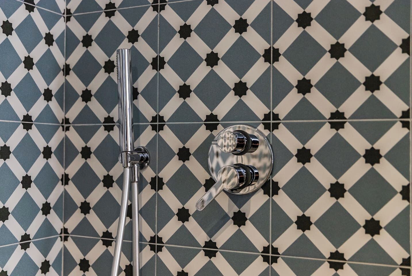 Een badkamer met een douche en een kraan.