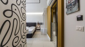Ein Hotelzimmer mit einem Bett, einem Nachttisch und einer Wand-Klimaanlage.