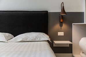 1 bedroom, desk, WiFi, bed sheets - Golden Studio 117 | Love in Colours Collection by PikHost (Durrës)