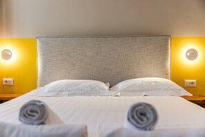 1 bedroom, WiFi, bed sheets - Yellow Studio 106 | Love in Colours Collection by PikHost (Durrës)