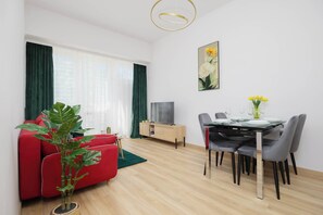 TV, offices - Comfortable Apartment | 2 Bedrooms | Close to Metro. (Warszawa)