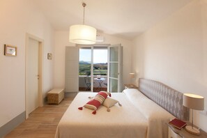 4 bedrooms, iron/ironing board, WiFi, bed sheets - Podere La Sassicaia – Villa with Private Pool in the Tuscan Hills (Manciano)