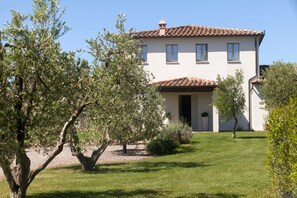 Exterior - Podere La Sassicaia – Villa with Private Pool in the Tuscan Hills (Manciano)