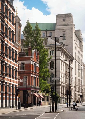 Front of property - Limehome London Queen Victoria Street (London)