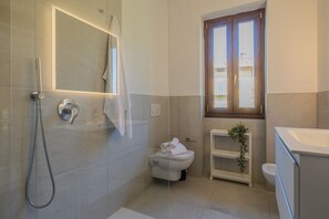 Shower, hair dryer, bidet, towels - Echoes of the Lake by Varenna Holidays (Lierna)